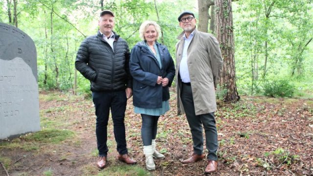 32. De organisatoren. V.l.n.r. Theo Janssen (gemeente), Boukje Tijhuis, Eduard Huisman